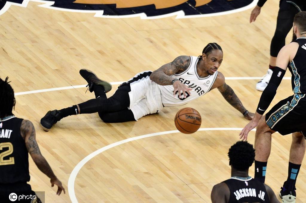 曼城发布备战花絮,今夜手感冰凉,法国杯任务艰巨,细节决定成败(曼联vs莱切斯特城的英足总杯激情之夜) 曼城发布备战花絮,今夜手感冰凉,法国杯任务艰巨,细节决定成败(曼联vs莱切斯特城的英足总杯激情之夜)