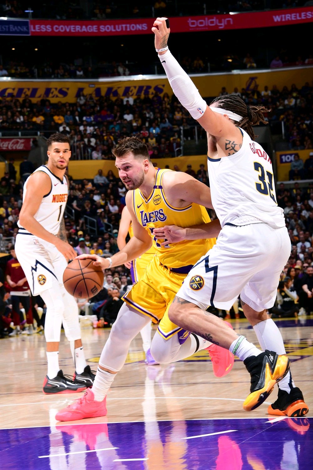 包含洛杉矶湖人发布备战花絮；加时末段手感冰凉；CBA常规赛任务艰巨；阵容厚度经受考验的词条